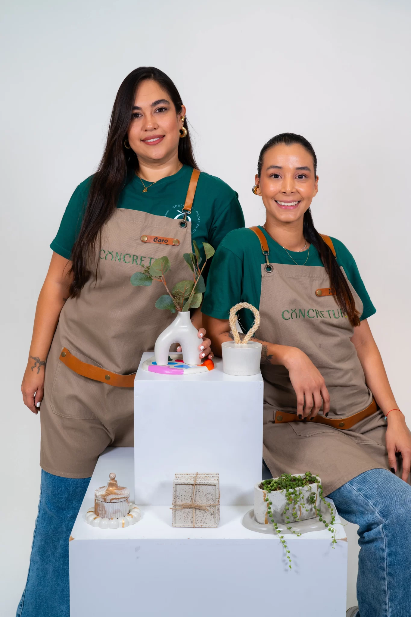 Carolina Rivas y Juliana Naranjo, arquitectas y fundadoras de Concretur, trabajando el concreto.
